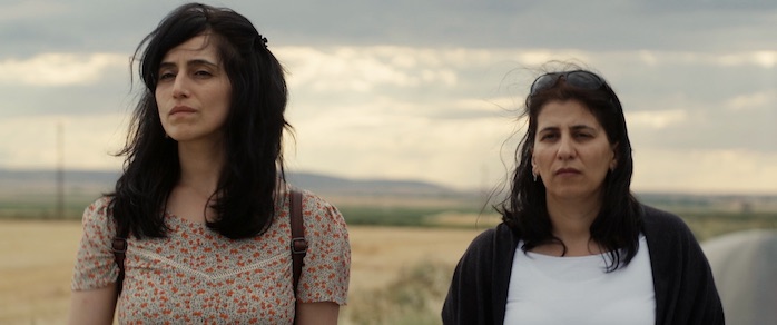 Une image du film {Les lunes rousses }, de Tülin Özdemir (2019), dans laquelle on découvre deux femmes marchant sur une route.